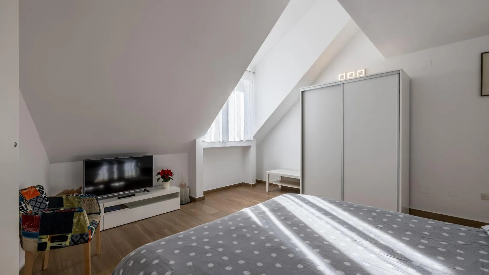 Sara Apartment Split