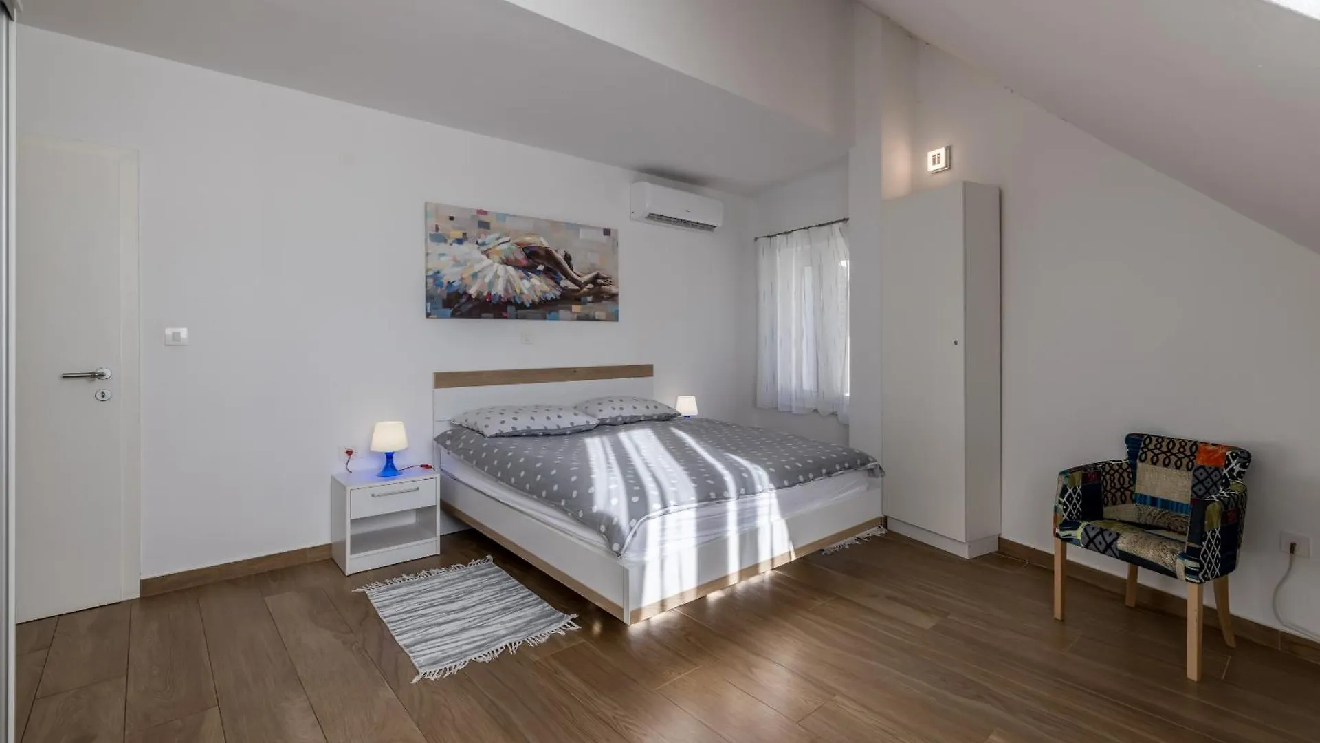 Sara Apartment Split