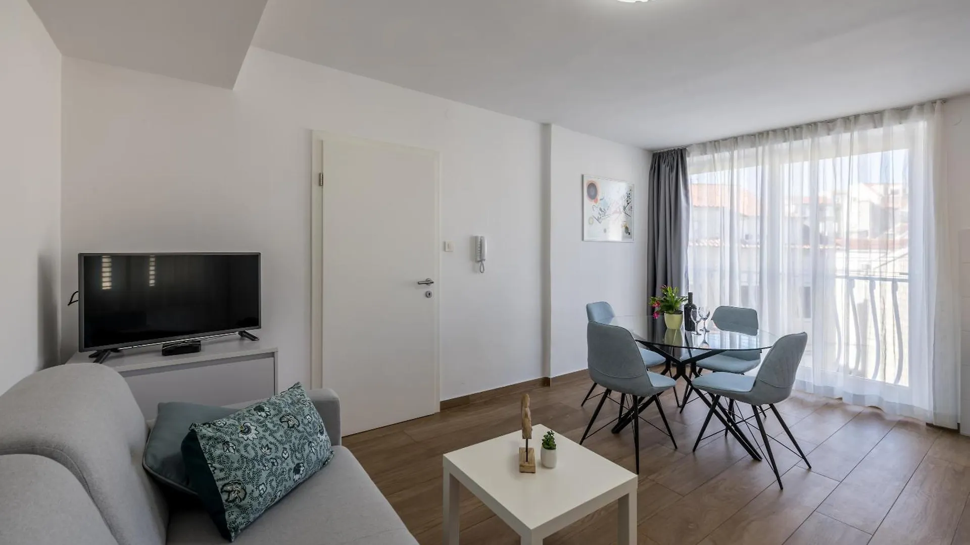 Sara Apartment Split