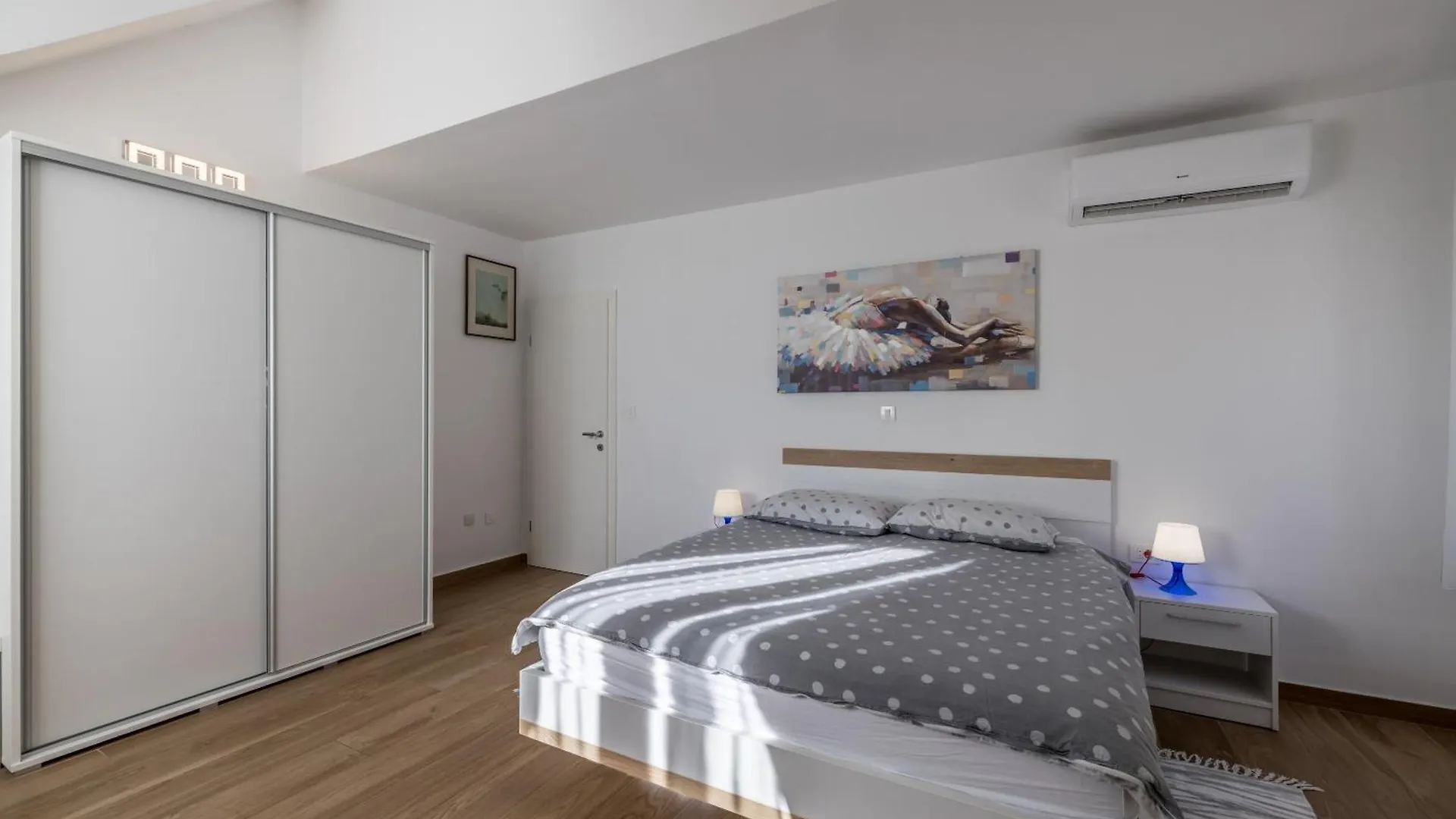 Sara Apartment Split